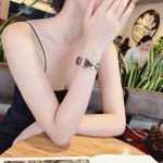ĐỒNG HỒ GUESS ANIMAL PRINT LEATHER WATCH – MẶT TAM GIÁC ĐÍNH ĐÁ, DÂY DA HỌA TIẾT BÁO SANG TRỌNG bộ sưu tập mới 2025