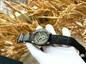 Orient Retro Future Camera RA-AR0202E10B – Thiết Kế Máy Ảnh Độc Đáo Với Tông Xanh Lá Cá Tính