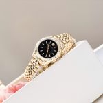 Đồng Hồ Versace Nữ Mới Nhất 2025 Greca Time Size 30mm – Chính Hãng Swiss Made, Mặt Đen Vân Độc Đáo, Dây Thép Mạ Vàng Jubilee, Sang Trọng Và Thời Thượng Chuẩn Thời Trang Ý