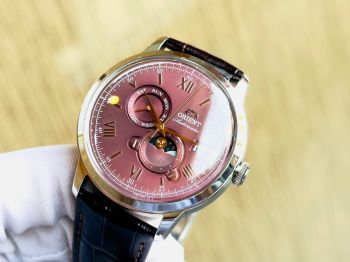 Đồng hồ Orient Sun and Moon RA-AK0807R – Phiên Bản Màu Rượu Vang 2025 Mới Nhất