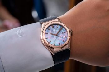 Đồng hồ Carnival 8168G-VH-DCS-DK Automatic – Sang trọng và đẳng cấp với mặt khảm trai viền Gold Rose