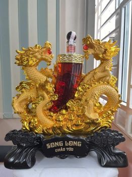 KỆ RƯỢU RỒNG SONG LONG CHẦU TỬU VÀ CHAI RƯỢU XO FRANCADE CHÀO NĂM GIÁP THÌN 2024