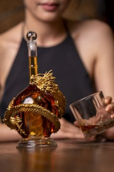 Rượu mừng đón Tết 2024 NOBBLE Cognac Hors d'Age - Phiên bản Rồng châu Á ôm châu