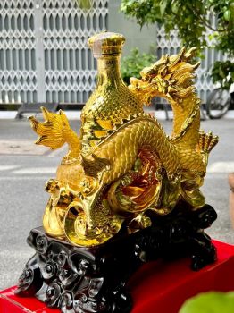 KỆ RƯỢU PHONG THỦY MÃNH LONG ÔM TỬU  + Rượu JANUS D’OR BRANDY XO ART