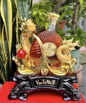 KỆ RƯỢU PHONG THỦY MÃNH LONG ÔM TỬU  + Rượu JANUS D’OR BRANDY XO ART