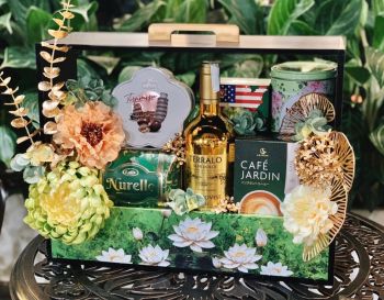 Hòa Mình Trong Hương Vị Tết Nồng Ấm - Bộ Quà Độc Đáo và Sang Trọng - SET2504