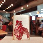 Bật Lửa Zippo Cá Chép Đỏ Vượt Vũ Môn – Biểu Tượng Của Sự Thăng Hoa, May Mắn Và Thành Công