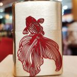 Bật Lửa Zippo Cá Chép Đỏ Vượt Vũ Môn – Biểu Tượng Của Sự Thăng Hoa, May Mắn Và Thành Công