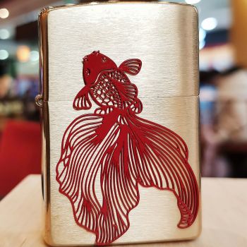 Bật Lửa Zippo Cá Chép Đỏ Vượt Vũ Môn – Biểu Tượng Của Sự Thăng Hoa, May Mắn Và Thành Công
