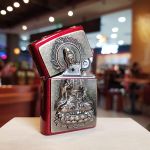 Bật lửa Zippo Quan Thế Âm đỏ vảy chìm ánh vàng – Biểu tượng của bình an và may mắn