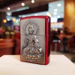 Bật lửa Zippo Quan Thế Âm đỏ vảy chìm ánh vàng – Biểu tượng của bình an và may mắn