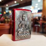Bật lửa Zippo Quan Thế Âm đỏ vảy chìm ánh vàng – Biểu tượng của bình an và may mắn