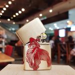 Bật Lửa Zippo Cá Chép Đỏ Vượt Vũ Môn – Biểu Tượng Của Sự Thăng Hoa, May Mắn Và Thành Công