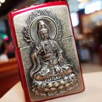 Bật lửa Zippo Quan Thế Âm đỏ vảy chìm ánh vàng – Biểu tượng của bình an và may mắn
