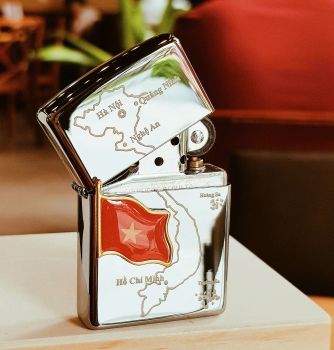 Bật lửa Zippo Bản Đồ & Cờ Đỏ Sao Vàng – Niềm Tự Hào Dân Tộc Trong Từng Tia Lửa Việt Nam