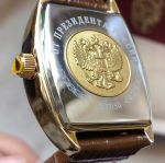 Đồng hồ chữ ký Tổng thống dáng vuông mặt vàng 25234
