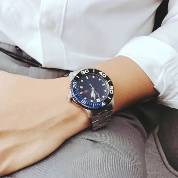 Đồng Hồ Nam Gucci YA126282 Bracelet Quartz Tone Silver Màu Xanh Đen