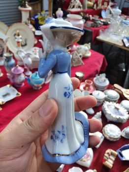 Tượng gốm sứ Liên Xô - Cô gái đội mũ truyền thống Nga