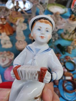 Tượng sứ Liên Xô - Chú bé chơi đàn