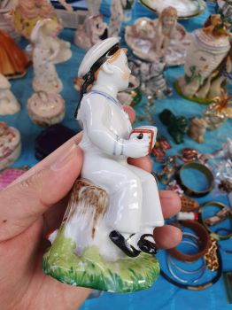 Tượng sứ Liên Xô - Chú bé chơi đàn