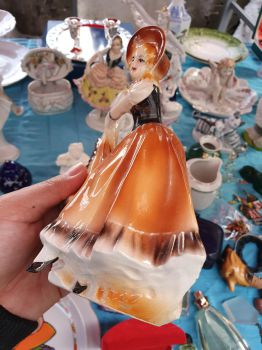 Tượng sứ Nga - Cô gái mang váy múa truyền thống