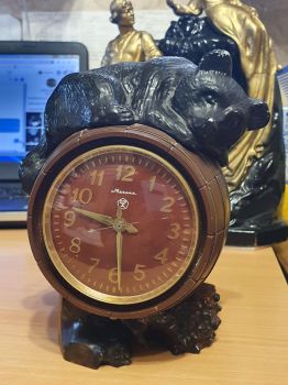 Đồng hồ để bàn Liên Xô - gấu Misa ngủ trên thùng mật ong