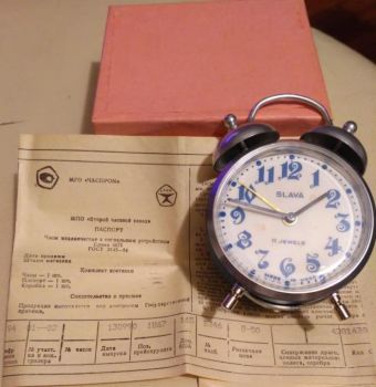 Đồng hồ báo thức Liên Xô