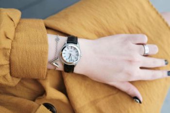 Đồng Hồ Guess Nữ W0109L1 Dây Da Thanh Lịch