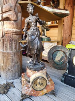 Cửa hàng đồng hồ ở Đồng Hới Quảng Bình - Đồng hồ tượng 2 lỗ