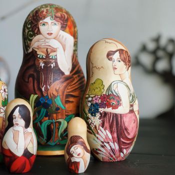 Búp bê bằng gỗ của Nga