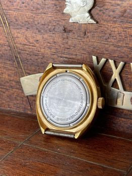 Bán đồng hồ nga - Địa chỉ phân phối hàng chính hãng từ nhà máy đồng hồ Nga