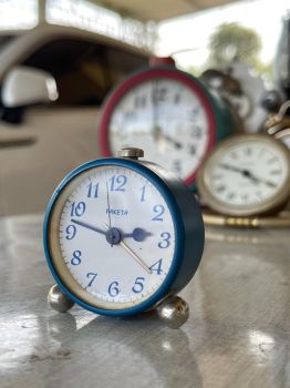 Đồng hồ dây cót để bàn Raketa Liên Xô