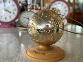 Mô hình tàu vũ trụ bay xung quanh trái đất của Liên Xô cực kỳ độc đáo