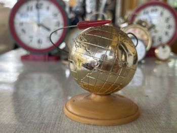 Mô hình tàu vũ trụ bay xung quanh trái đất của Liên Xô cực kỳ độc đáo