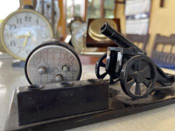 Đồng hồ để bàn pháo binh Raketa siêu độc đáo của Liên Xô