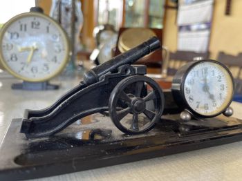 Đồng hồ để bàn pháo binh Raketa siêu độc đáo của Liên Xô