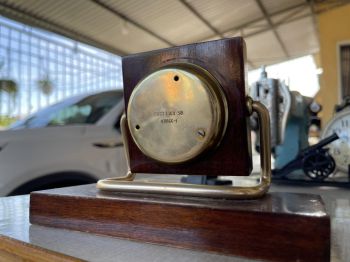 Đồng hồ gỗ để bàn xe tăng Liên Xô