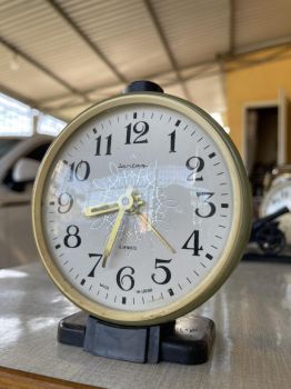 Đồng hồ Jantar Liên Xô để bàn báo thức