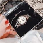 Versus by versace Mẫu đồng hồ với thiết kế đơn giản, kèm lắc tay đẹp nhẹ nhàng