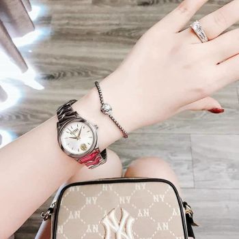 Versus by versace Mẫu đồng hồ với thiết kế đơn giản, kèm lắc tay đẹp nhẹ nhàng