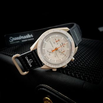 Tìm hiểu về đồng hồ Omega x Swatch Speedmaster Bioceramic MoonSwatch - Mission to Saturn