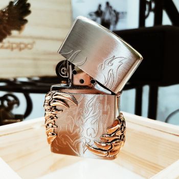 Bật lửa Zippo 252BL034 với biểu tượng móng rồng ốp nổi 2 bên hông