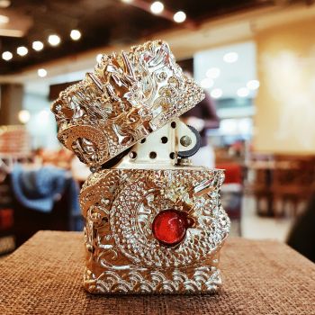 Bật lửa Zippo 252BL004 Zr rồng bằng đồng nguyên khối - được chạm khắc nổi ôm ngọc đỏ cực đẹp và đẳng cấp