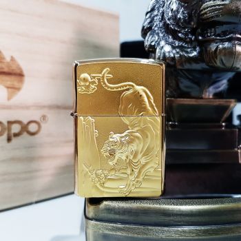 Bật lửa Zippo 252BL024 với hình ảnh Hổ vờn tùng - chúa tể chốn sơn lâm