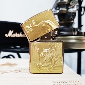 Bật lửa Zippo 252BL024 với hình ảnh Hổ vờn tùng - chúa tể chốn sơn lâm