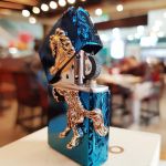 Bật lửa Zippo 252BL048 Ngựa 3D phiên bản mới nhất với hình ngựa ốp nổi màu vàng