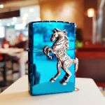 Bật lửa Zippo 252BL048 Ngựa 3D phiên bản mới nhất với hình ngựa ốp nổi màu vàng