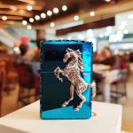 Bật lửa Zippo 252BL048 Ngựa 3D phiên bản mới nhất với hình ngựa ốp nổi màu vàng