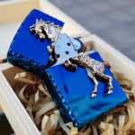 Bật lửa Zippo 252BL048 Ngựa 3D phiên bản mới nhất với hình ngựa ốp nổi màu vàng