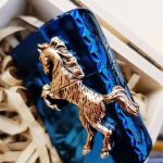 Bật lửa Zippo 252BL048 Ngựa 3D phiên bản mới nhất với hình ngựa ốp nổi màu vàng